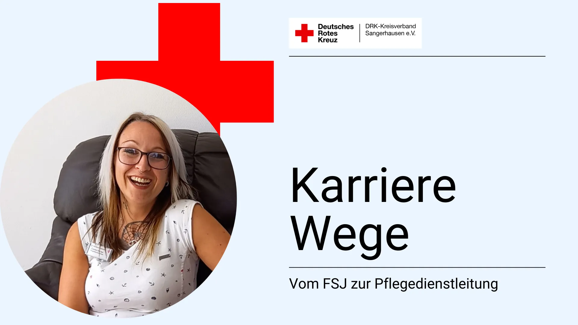 Nette Frau mit Braun-Blondem Haar schaut lächelnd in die Kamera