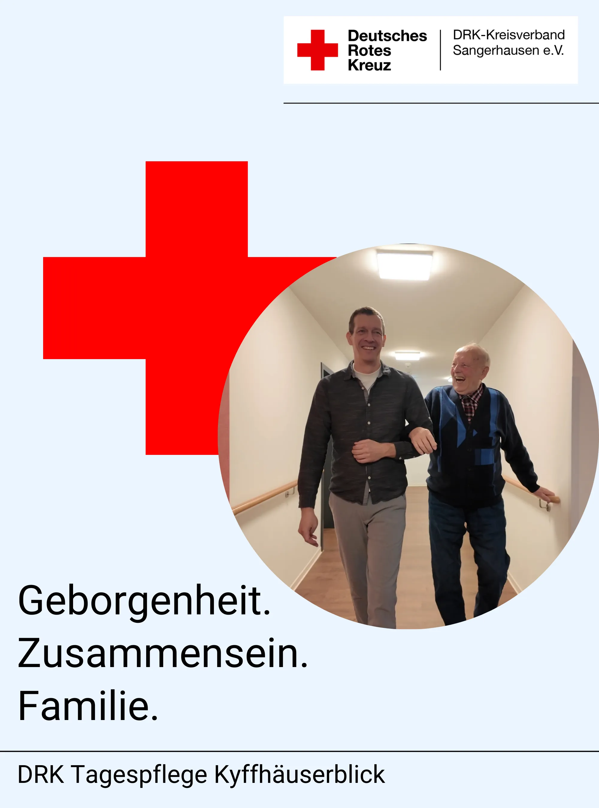 Ein jüngerer Mann der einen älteren Mann begleitet