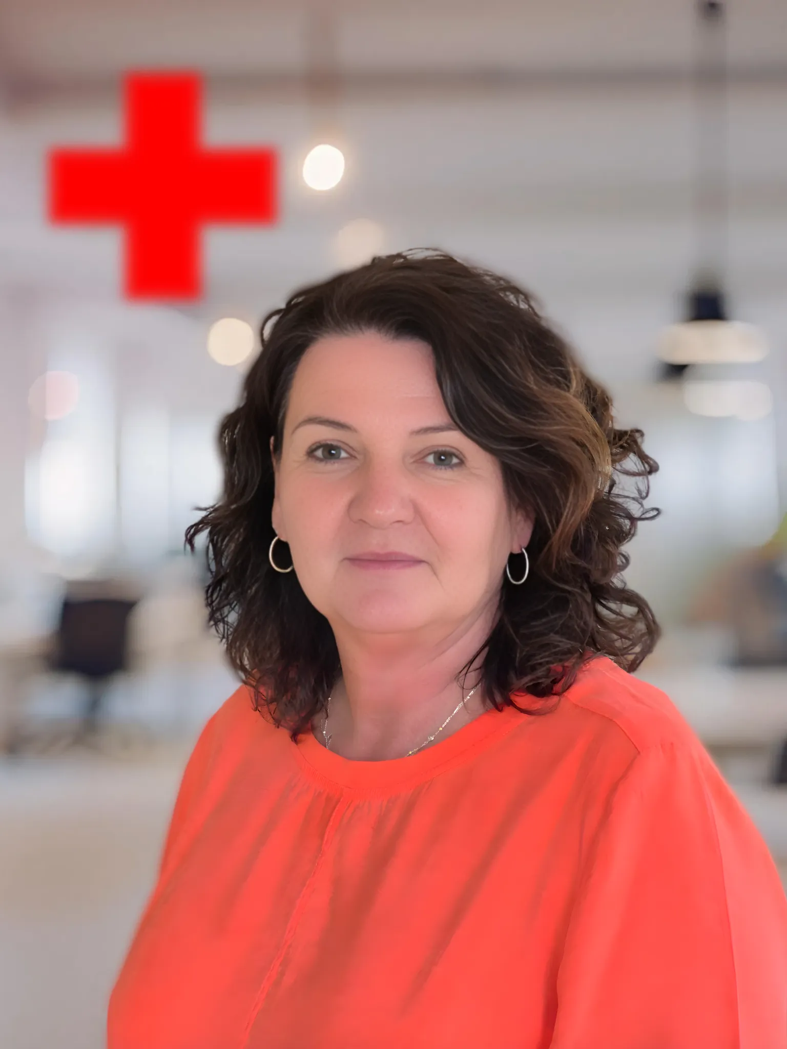 junge Frau mit braunen Haaren