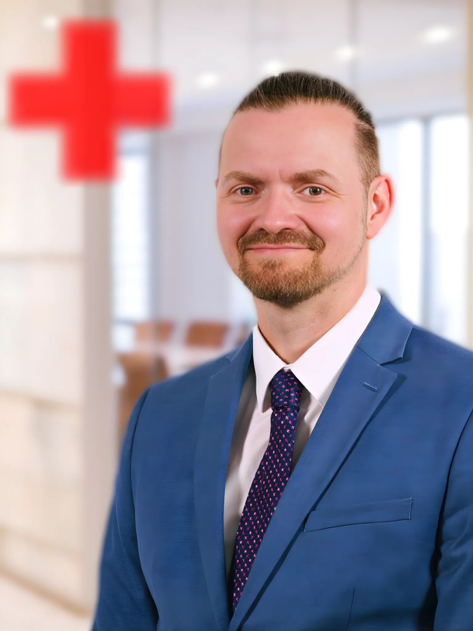 Ein Mann im Anzug der Sympathisch Lächel