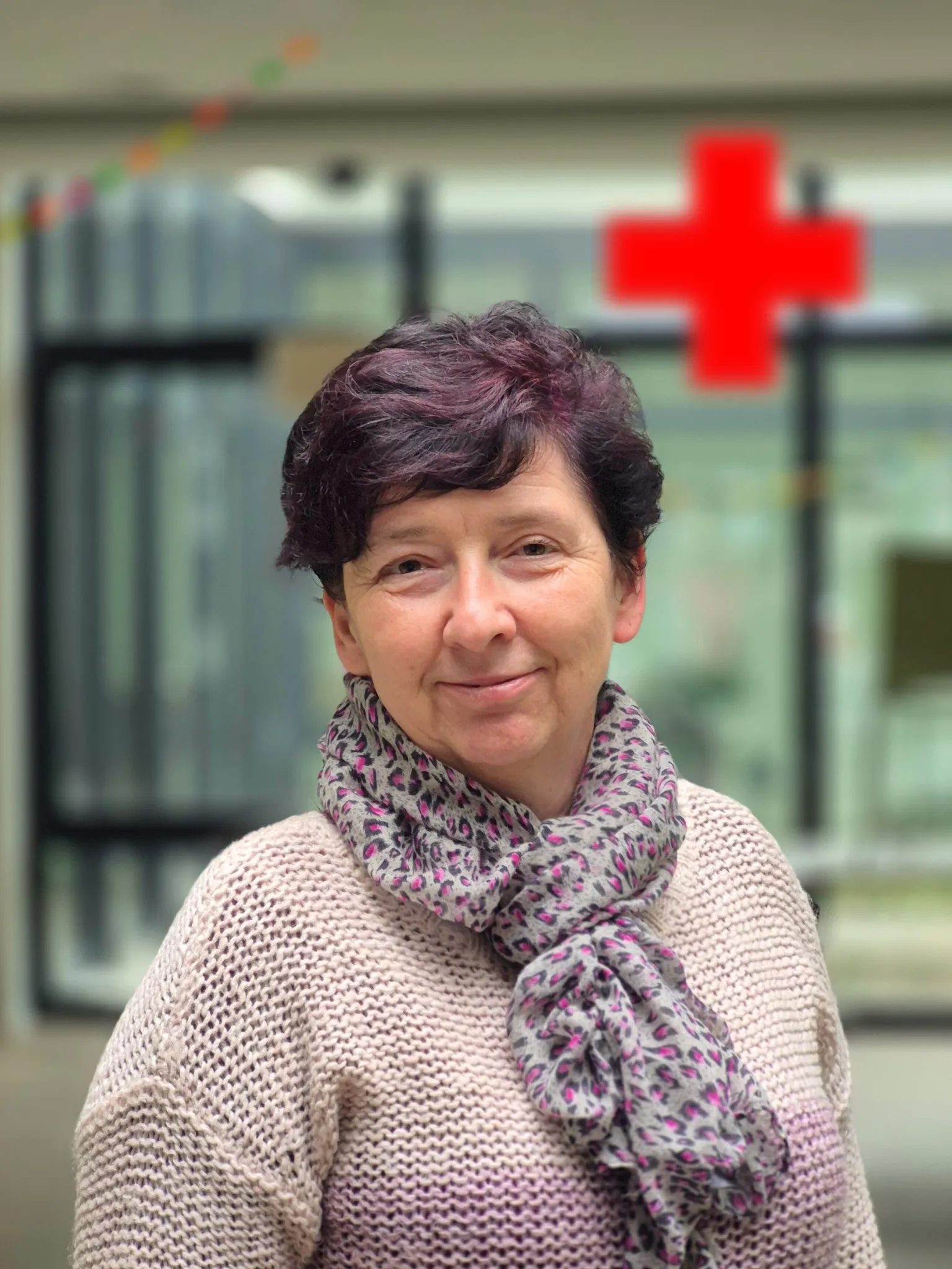 Eine sympathische lächelnde Frau