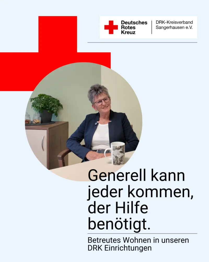 Eine Frau die an einem Tisch sitzt und etwas in die Kamera sagt