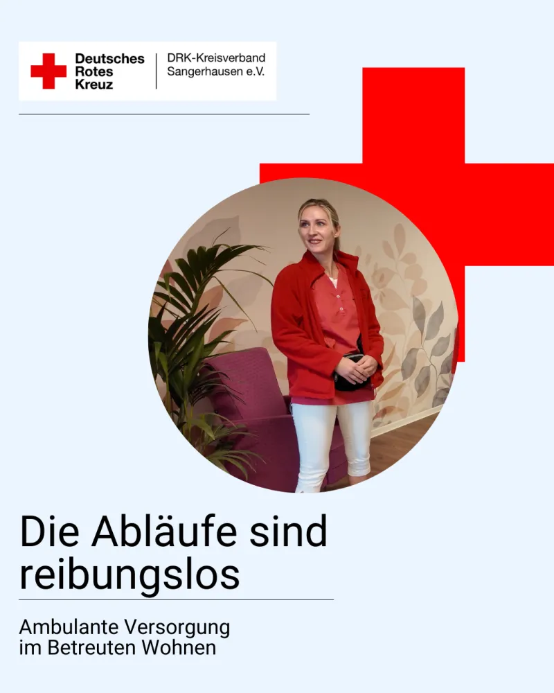 Eine Frau die mit einer Roten Jacke angezogen ist und im Flur der Sozialstation steht