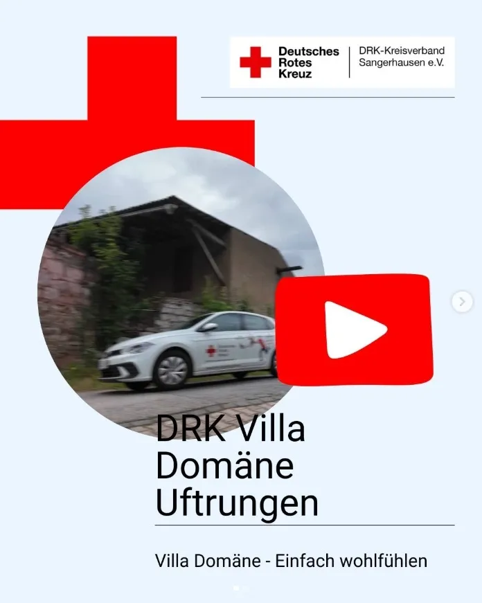 Ein DRK Fahrzeug vor einem Gebäude geparkt