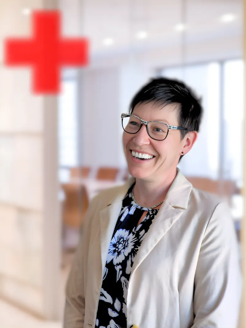 junge Frau mit kurzen schwarzen 