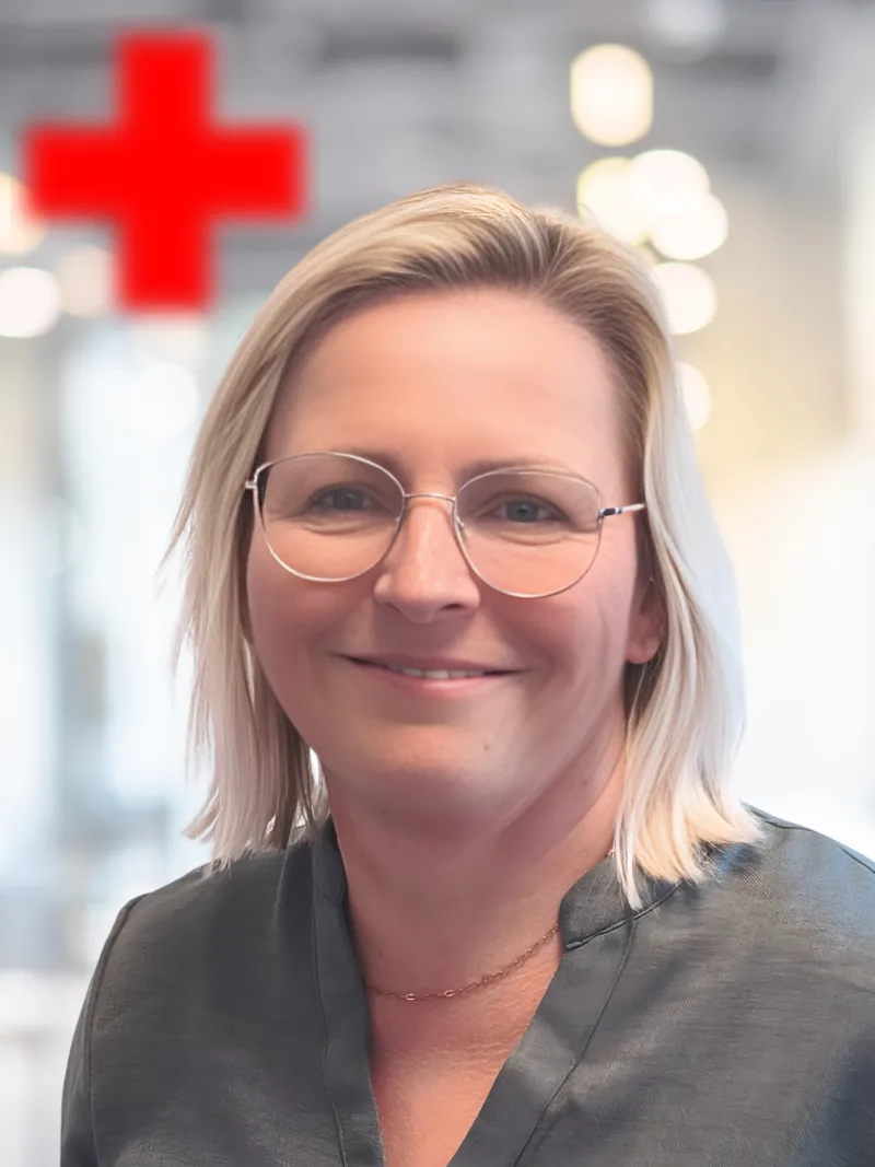 blonde junge Frau die lächelt