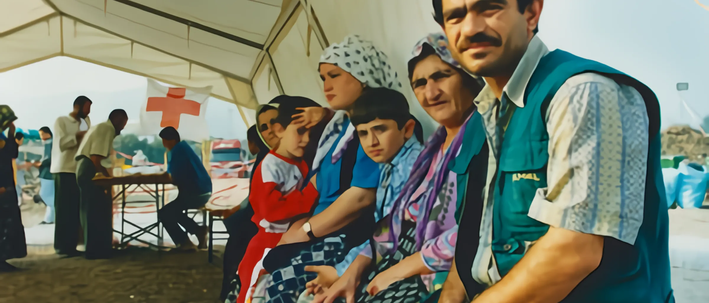Migration Menschengruppe in einem DRK-Zelt