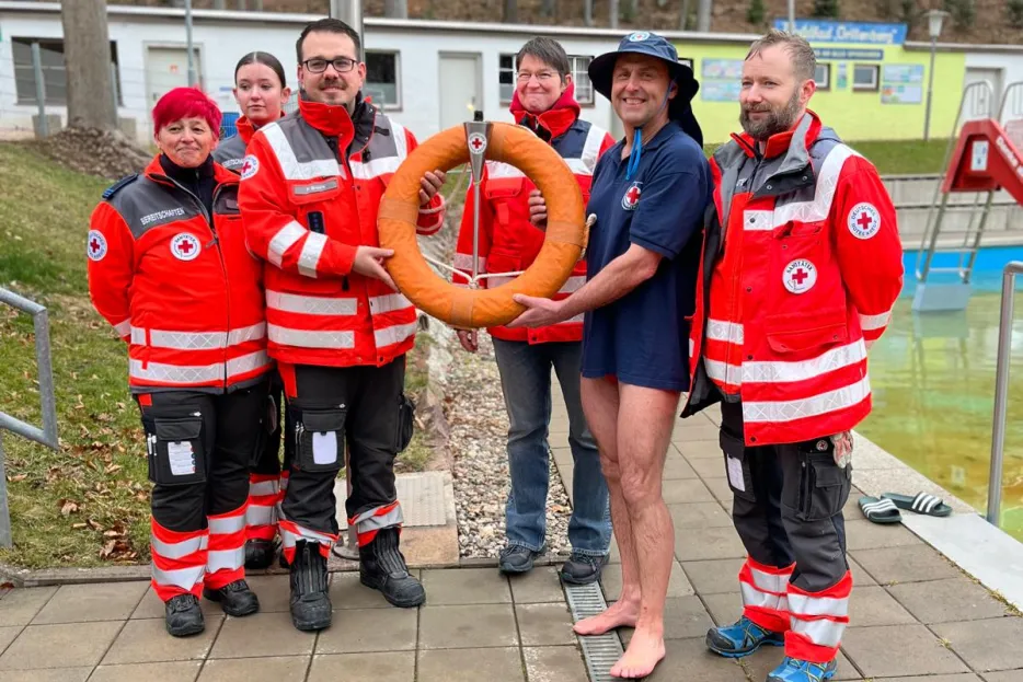Übergabe des Fackel im Waldbad Grillenberg durch Wasserwacht