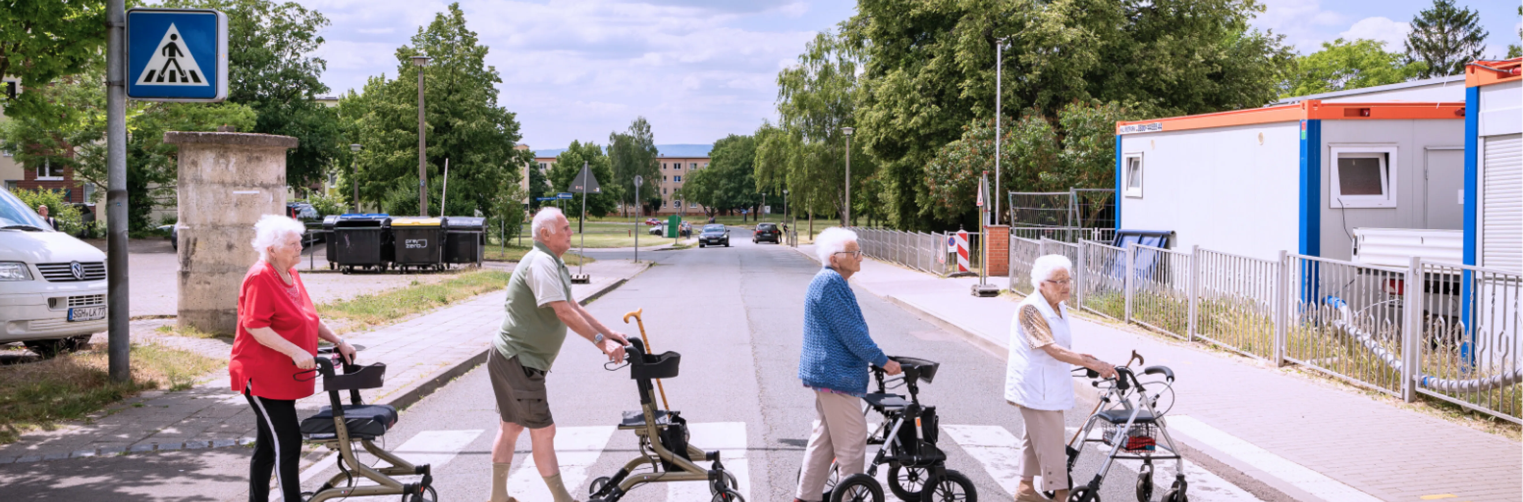 Eine Gruppe Renter die über die Straße gehen