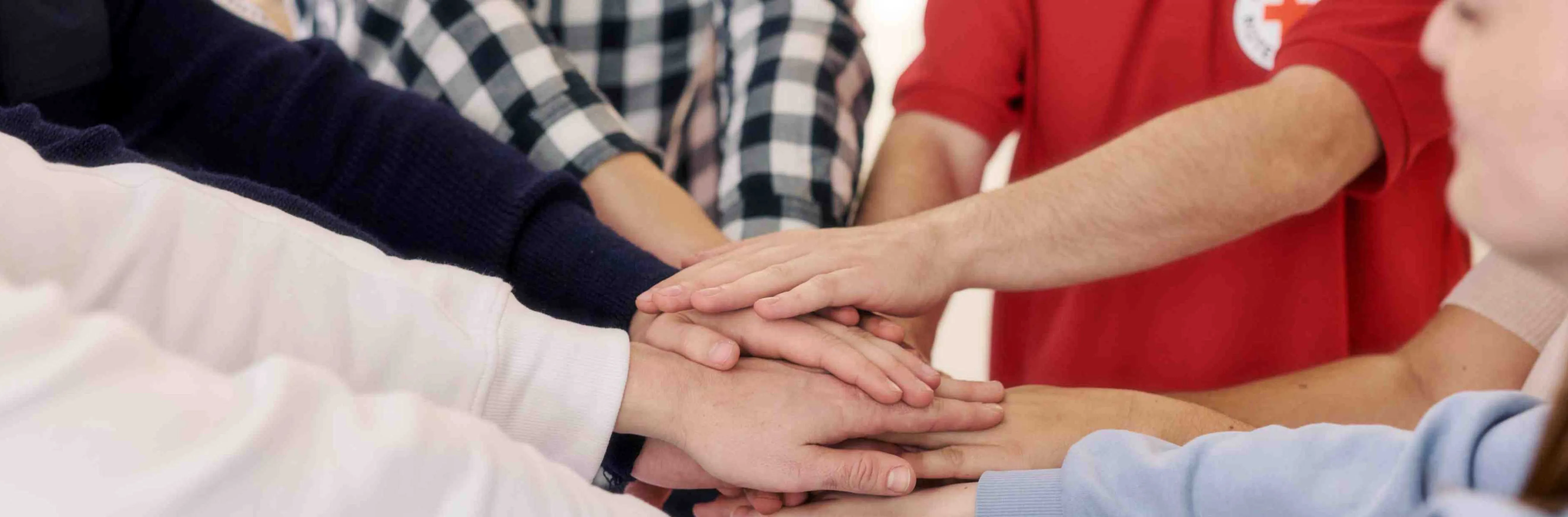 viele hände aufeinander in zusammenhalt