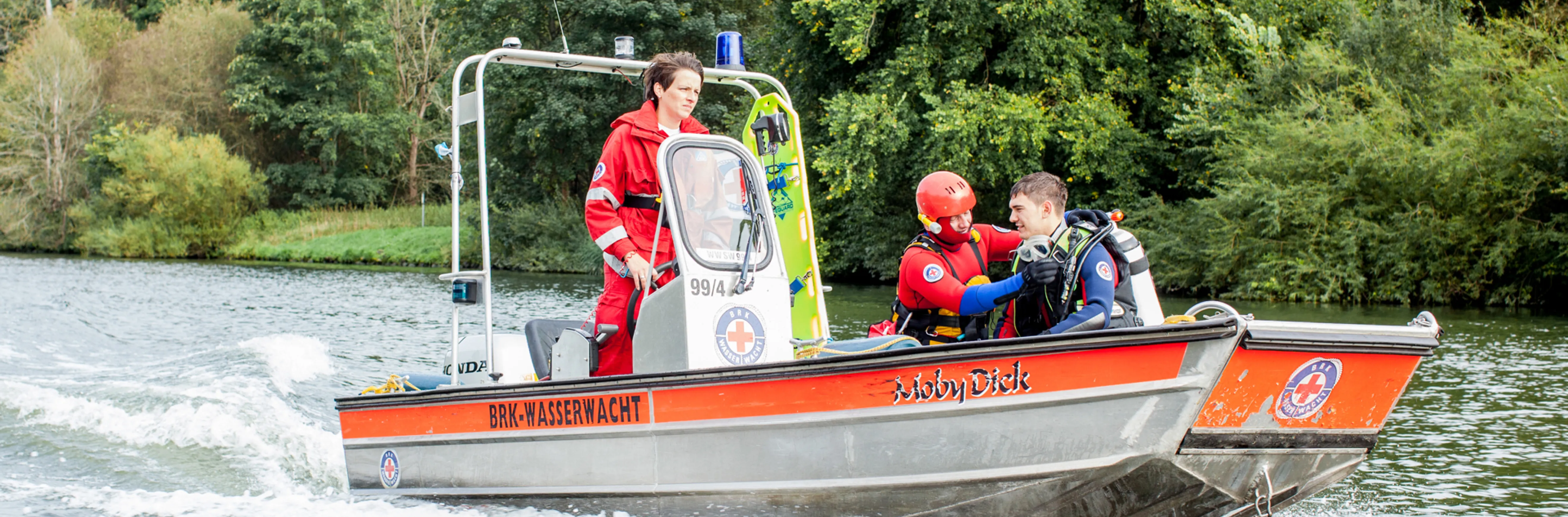 Mitglieder der Wasserwacht auf einem Boot