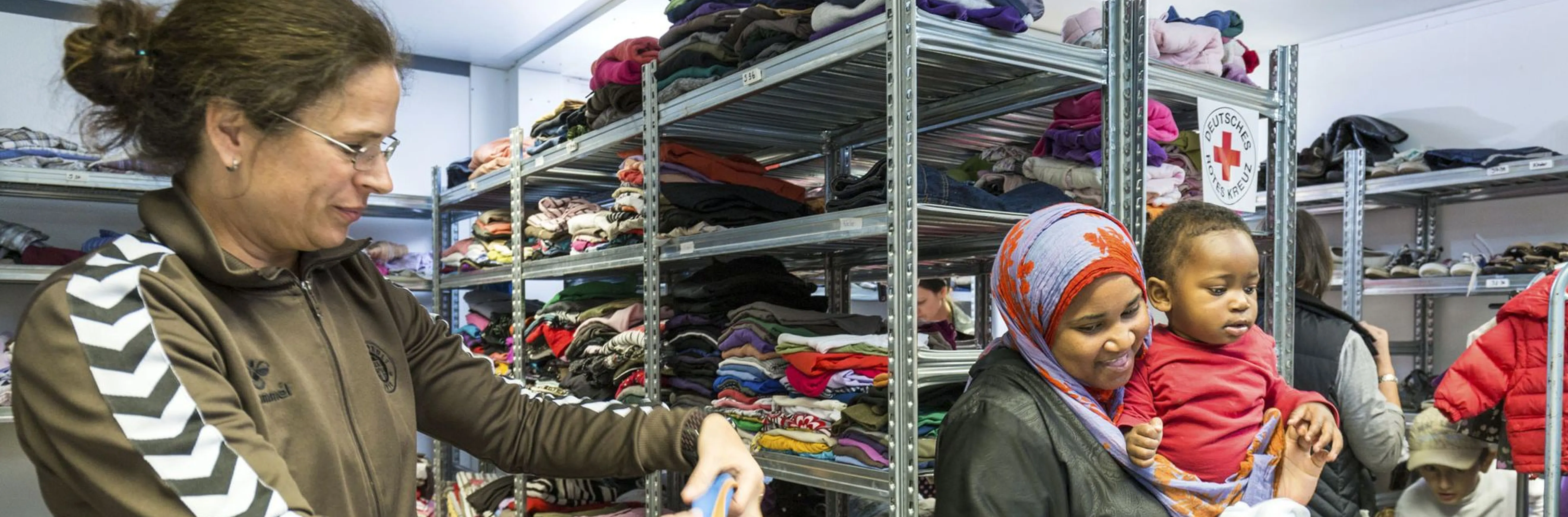 Eine Familie bekommt eine Kleiderspende