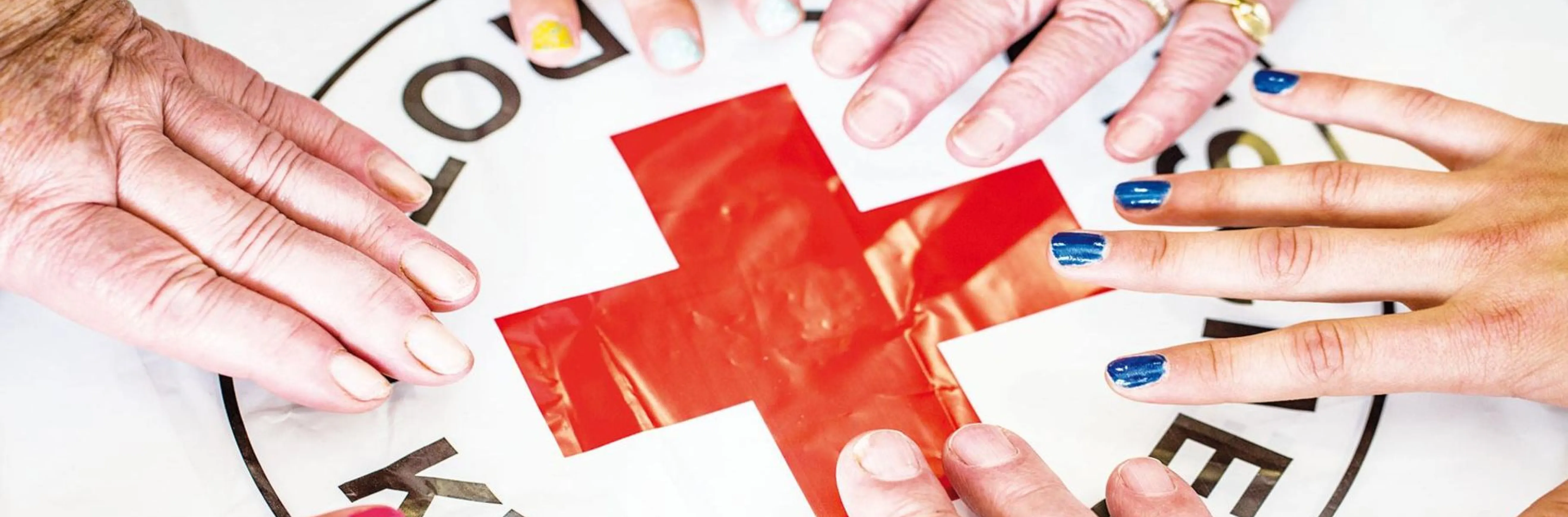 Hände auf dem DRK Logo