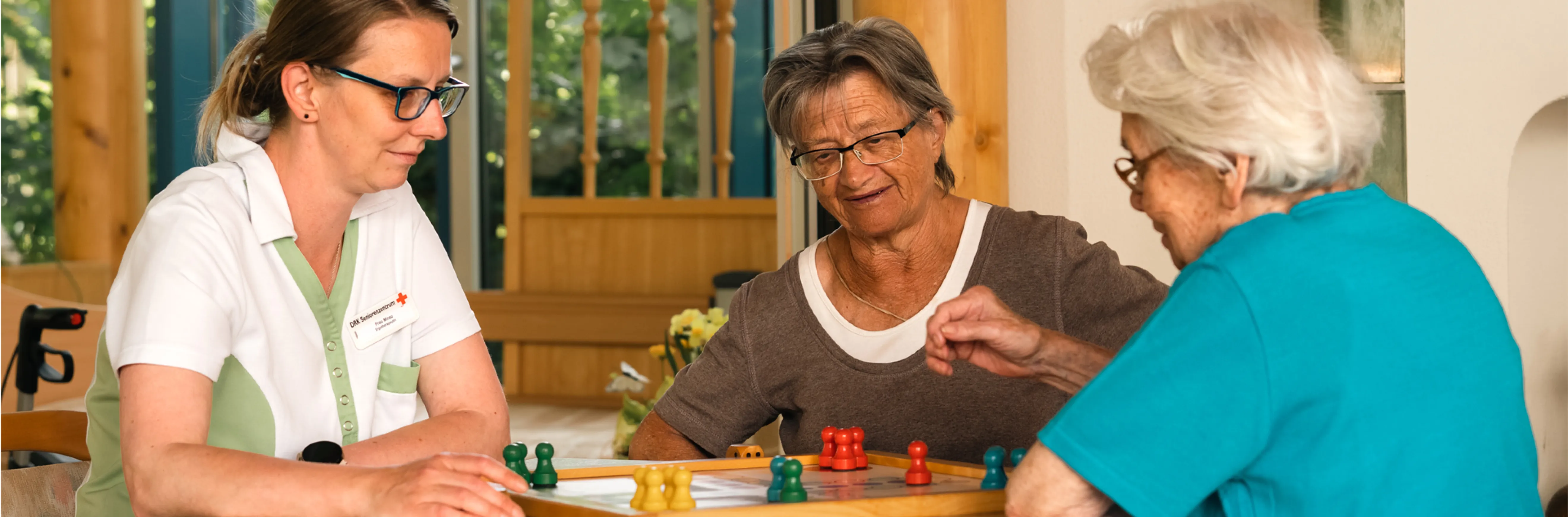 3 Frauen die Mensch ärger dich nicht Spielen