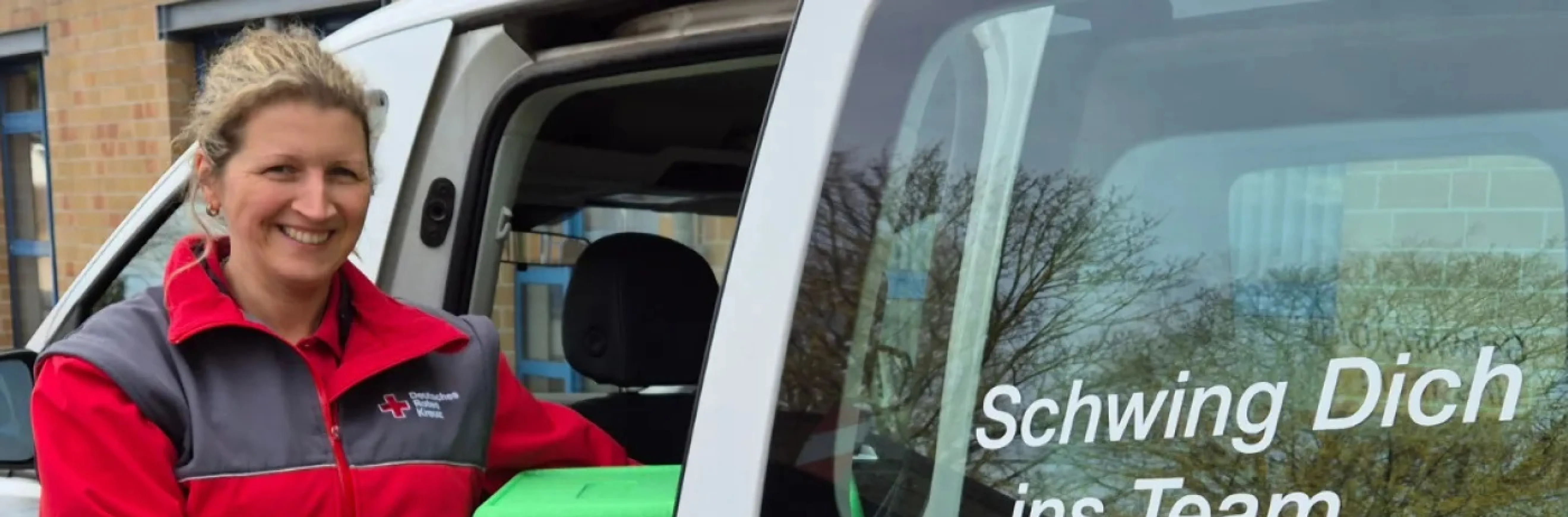 Frau die Essen ausliefert